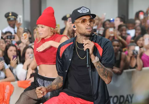 IMAGINE XXX cu CHRIS BROWN! S-a dat SINGUR în VILEAG!