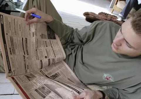 "ŢIGANI, VAGABONZI şi HOŢI" - Cum i-A DEMONIZAT presa britanică pe ROMÂNI