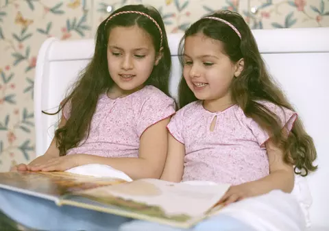 Cum SĂ-ŢI CONVINGI copilul SĂ CITEASCĂ în vacanţă