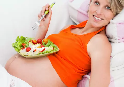 Cele mai frecvente GREŞELI pe care le fac GRAVIDELE! Alimente, medicamente, CEAIURI şi obiceiuri DE EVITAT