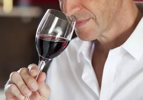 Un PAHAR DE VIN, înainte de OBŞTESCUL SFÂRŞIT! Un spital DESCHIDE UN BAR pentru PACIENŢII care SUNT PE MOARTE