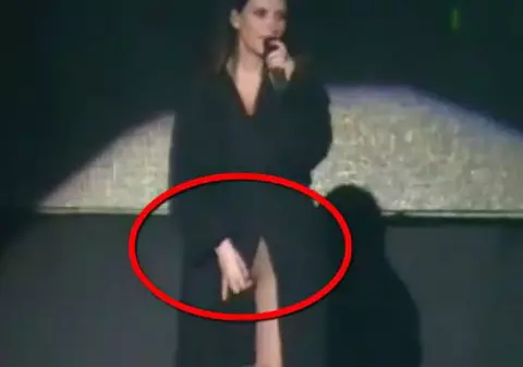 18+ Laura Pausini A COMIS-O! A cântat ÎN CAPOT şi FĂRĂ CHILOŢI! Publicul A VĂZUT TOT. "O AM ca TOATE CELELALTE" | VIDEO