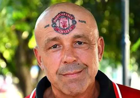 Are doar Manchester United în cap! Un bulgar și-a tatuat stema ”diavolilor” pe frunte!