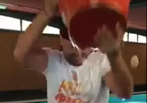 CA SĂ NU-ŞI STRICE NOUL PĂR, Măruţă A INTRAT în jocul cu GĂLETA cu ŞAPCA PE CAP | VIDEO