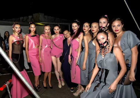 IMAGINI ŞOC la o prezentare de modă la Satu Mare! Modele au purtat BOTNIŢE şi CĂTUŞE