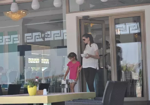 De la pomană direct pe plaja din Mamaia! Monica Gabor a plâns la mormântul mamei, apoi a dat fuga să-şi vadă fiica | FOTO