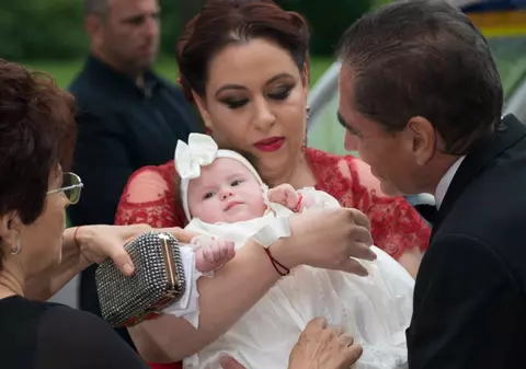 CÂT DE FRUMOS! Imagini DE EXCEPŢIE de la BOTEZUL fetiţei Oanei Roman | FOTO