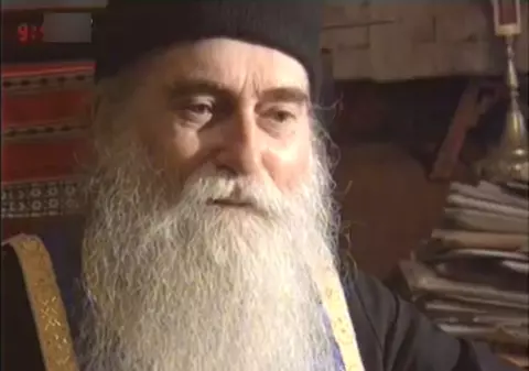SFÂNTA MARIE MARE | LUMINĂ MIRACULOASĂ LA MORMÂNTUL PĂRINTELUI ARSENIE PAPACIOC! Credincioşii spun că acesta LE TRIMITE SEMNE | FOTO ÎN ARTICOL