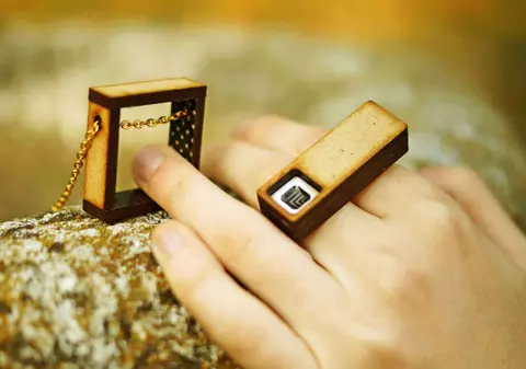 7 moduri cool de a purta accesorii din lemn