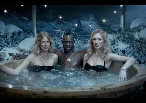 VIDEO NĂUCITOR / Usain Bolt şi Super Mario Balotelli nu se dezmint! S-au relaxat cu domnişoare fierbinţi, într-o cadă cu hidromasaj  