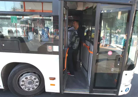 Mori de cald în autobuzele RATB? Șoferii circulă fără aer condiționat pentru că şefii le opresc din salariu dacă depășesc cota de carburant