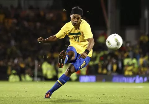 VIDEO DE SENZAŢIE / Imagini incredibile cu Ronaldinho, ”brazilianul zburător”!