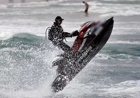 Turist străin, LOVIT DE SKIJET la Mamaia