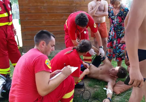 Salvat ca prin minune! Un tânăr de 22 de fost resuscitat după ce aproape s-a înecat la ştrand 