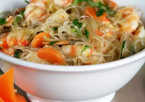 Ce se ÎNTÂMPLĂ dacă mâncăm tăiţei instant? PERICOLUL, mai mare pentru FEMEI