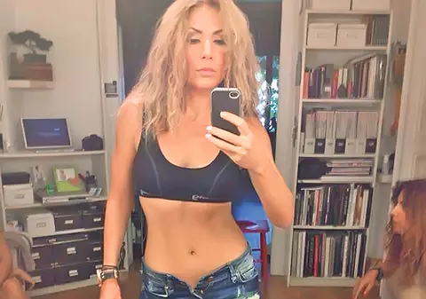 Carmen Brumă şi-a refăcut pătrăţelele de pe abdomen! Nici nu zici că a născut acum trei luni