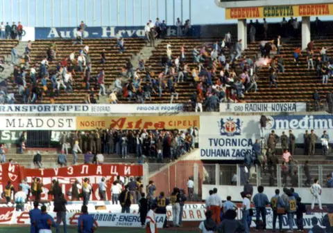 Pe stadionul lui Dinamo Zagreb a început războiul Iugoslaviei. ^Un român, martor la evenimentele dramatice