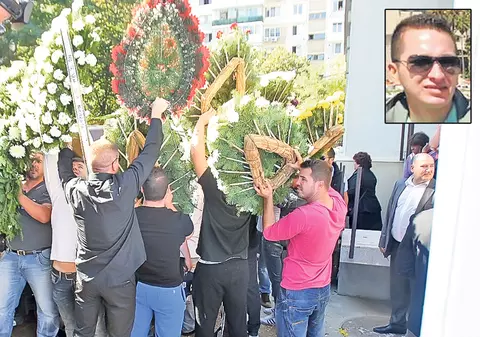 Rudele au făcut paravan din jerbe pentru sinucigaşul de pe DN1