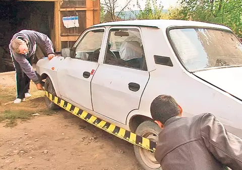 Mecanic strivit de propria Dacie