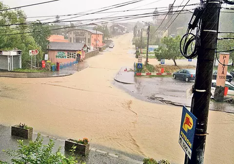 Dezastru la Orşova din cauza precipitaţiilor. Înghiţit de pământ!