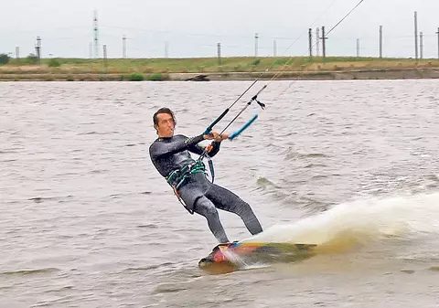 Surfing printre cabluri de înaltă tensiune