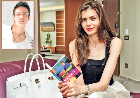 Monica vorbeşte chineza ca şi engleza