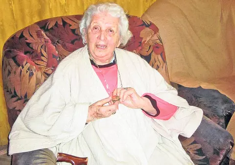 Iolanda, sora lui Sergiu Nicolaescu, a povestit amuzată, pentru Libertatea, cum a venit pe lume mai devreme cu două luni: «Mama s-a speriat de la o salvă de tun!»