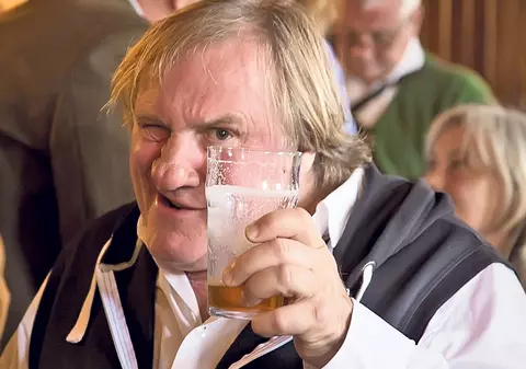 Gérard Depardieu bea alcool cu cisterna!