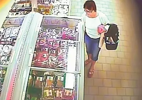 ALERTĂ ÎN GERMANIA! O nebună înfige ace în carnea din supermarketuri