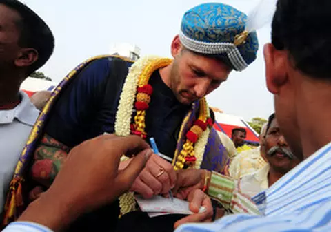 FOTO / Fanii au ÎNNEBUNIT când l-au văzut. Cum s-a îmbrăcat Materazzi când a ajuns în India