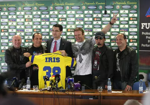 VIDEO EXCLUSIV / Componenţii trupei IRIS îi încurajează pe tricolori: "Îi batem 4-0 pe unguri" 