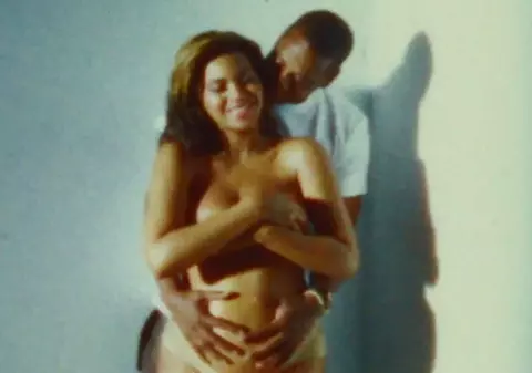 ŞOC! Beyonce, goală în timpul sarcinii. Imagini care nu au mai fost văzute niciodată de fanii cântăreţei | VIDEO