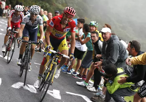 VIDEO / Doi ciclişti s-au luat la BĂTAIE în timpul Turului Spaniei