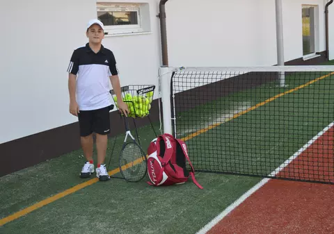 Simona Halep, idol pentru copiii din România. ^Un puști și-a "botezat" terenul de tenis cu numele campioanei!