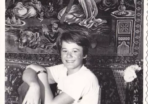 ZÂMBETUL ÎL TRĂDEAZĂ! Tu ŞTII cine este băieţelul ajuns acum O MARE VEDETĂ?