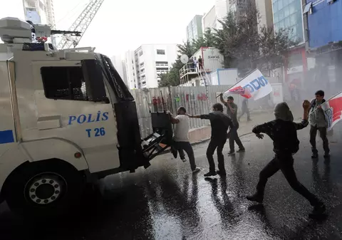 Proteste violente la Istanbul, după ce 10 muncitori au murit pe un şantier de construcţii | FOTO