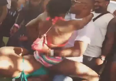 Floyd Mayweather Jr. şi-a bătut joc de chelneriţa care l-a servit la petrecerea dată după victoria de 32 de milioane de dolari! VIDEO