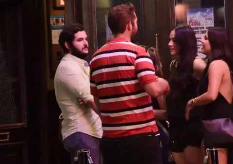 Povestea fabuloasă a boschetarului care supravieţuieşte seducând femeile singure | VIDEO