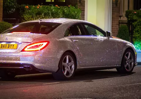 O studentă din Rusia a făcut senzaţie la Londra cu un Mercedes acoperit cu cristale Swarovski | FOTO/VIDEO