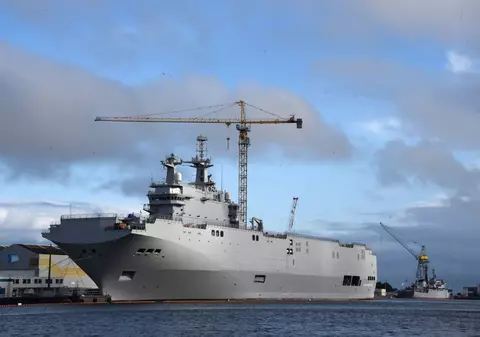 Franţa opreşte livrarea primei nave militare Mistral către Rusia