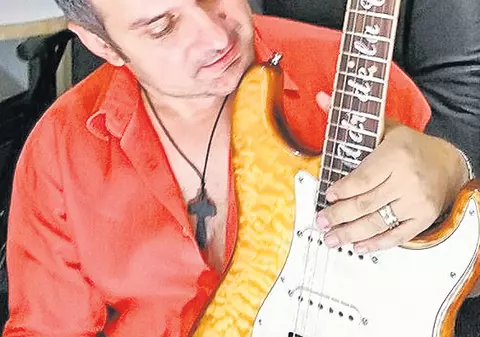 «Clasicul» Adi de la Vâlcea și-a manelizat chitara