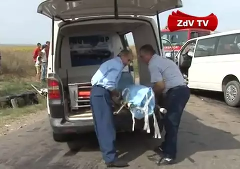 Accident tragic în Vrancea! O MAMĂ şi fiul ei de 7 ani AU MURIT, după ce UN TIR a lovit ÎN PLIN UN MICROBUZ