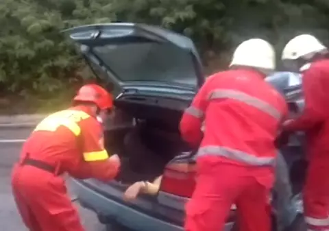 Accident rutier desprins din "Dosarele X"! Poliţistă din Mehedinţi, găsită în stare gravă, în portbagajul automobilului. La volan nu era nimeni | VIDEO