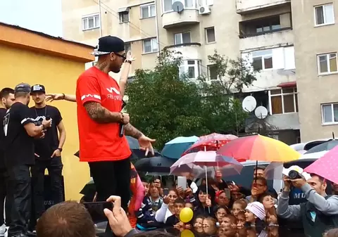 Alex Velea a făcut show în curtea școlii! VIDEO 
