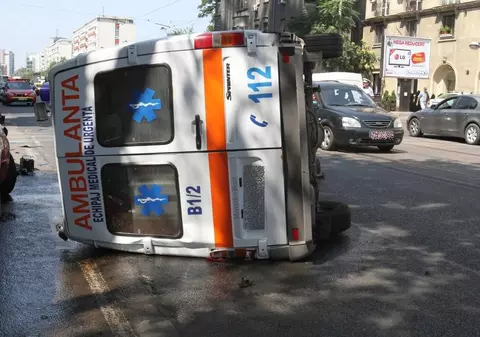 Accident în Mehedinţi! Trei răniţi după ce o ambulanţă a fost lovită de un automobil