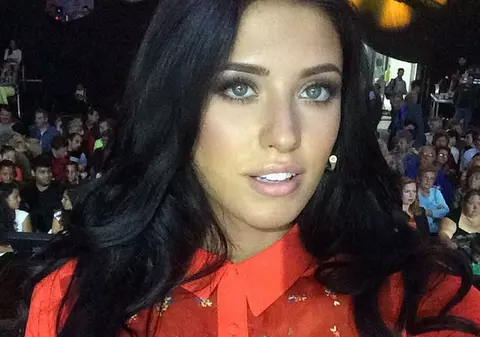 I-a stricat POZA ANTONIEI! CE SEMNE OBSCENE FĂCEA WILMARK pe fundal, în timp CE FRUMOASA SOLISTĂ SE FOTOGRAFIA! FOTO ÎN ARTICOL