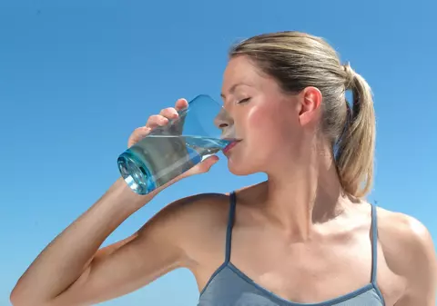 Tu ai idee CE FEL DE APĂ BEI?  Ce a PĂŢIT o FEMEIE după ce a consumat doar apă îmbuteliată zilnic este de NEIMAGINAT