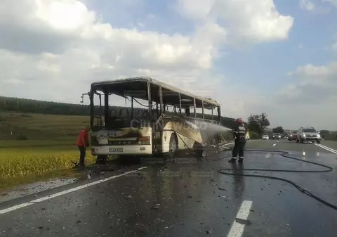 Autocar în flăcări în județul Cluj! Pasagerii au fost evacuați de șofer 