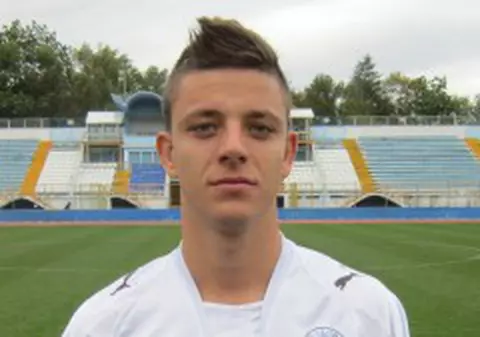 Rupt de beat, un jucător de la Gloria Bistriţa A FĂCUT RAVAGII în faţa sediului Poliţiei!