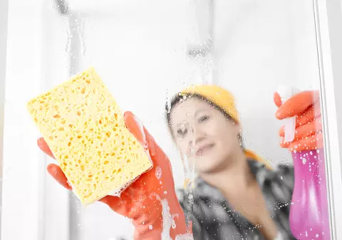 Cum cureţi rapid cabina de duş din sticlă
